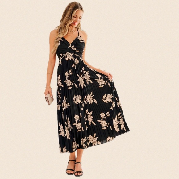 Cupshe Dresses & Skirts - Floral Black Pleated Dress